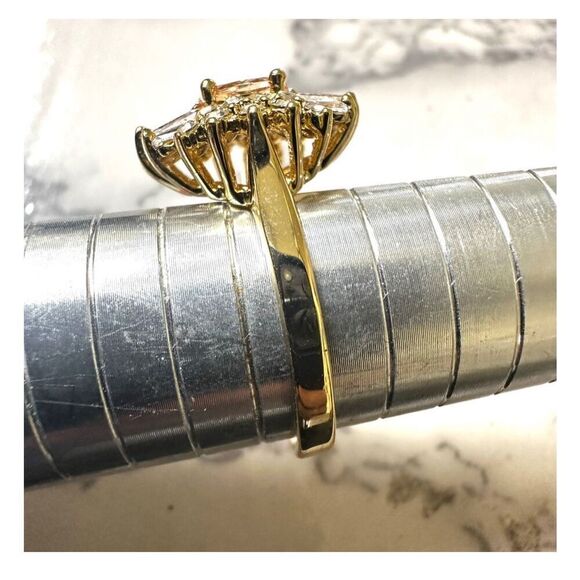 Gold tone rhinestone ring - Picture 3 of 8